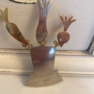 Blender/Juicer Brooch w Vegetables